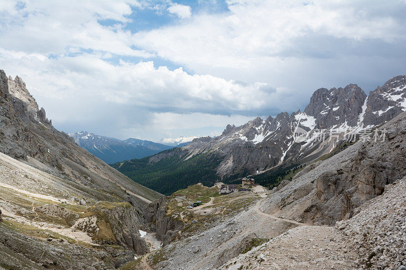 从Vajolet和Paul Preuss的Rifugio的顶部观看。白云石山脉、意大利